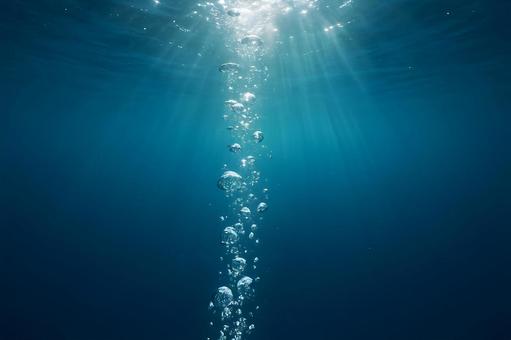 光差す水中の泡 光差す水中の泡の写真