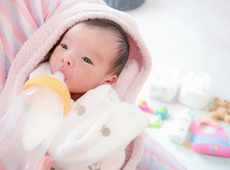 ミルクを飲む赤ちゃん 赤ちゃん,新生児,乳児の写真素材