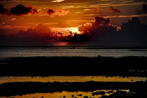 <素材>海に沈む夕日と沖の灯台の風景 <素材>海に沈む夕日と沖の灯台の風景 海,空,サンセットの写真素材