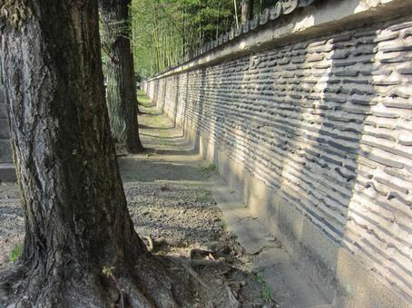 瓦土塀の続く道 瓦土塀の続く道の写真