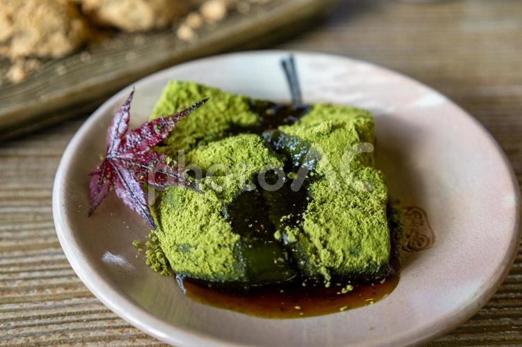 抹茶ときなこのわらび餅もみじ添え 抹茶,わらび餅,きなこの写真素材