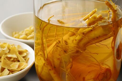 高麗人参の薬用酒と薬膳の食材 薬膳,漢方,和漢の写真素材