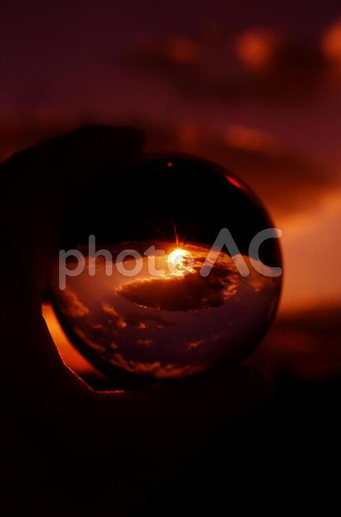 水晶玉の中の風景05 水晶玉,レンズボール,夕焼けの写真素材