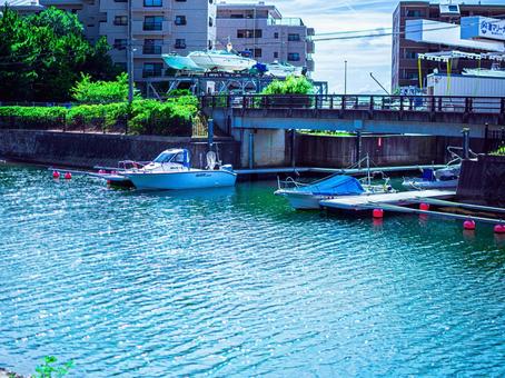 都市の静かな小さな港 港,ボート,都市の写真素材