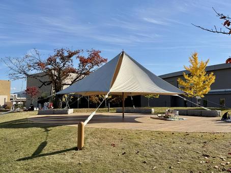 秋の武生中央公園　張られたタープ タープ,テント,屋根の写真素材