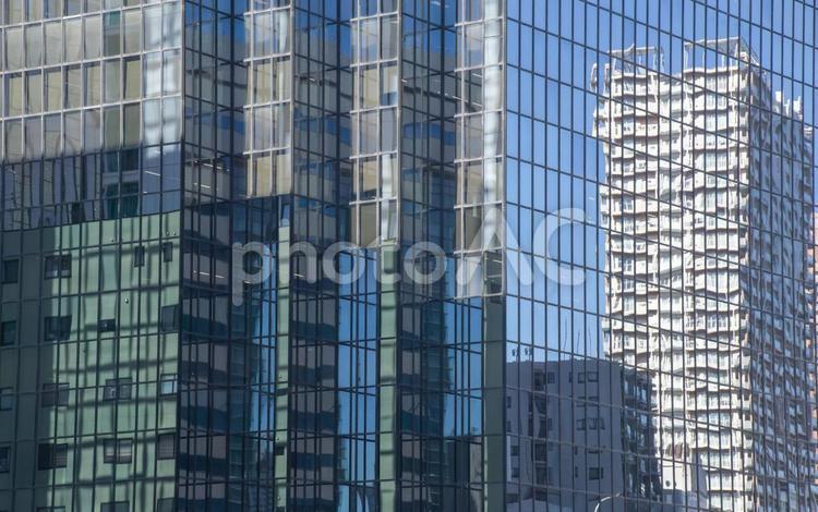 ビルのガラス窓に映るビル ビル,ガラス窓,風景の写真素材