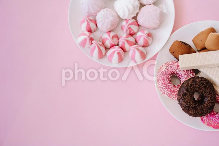 ピンクの背景にドーナツやマシュマロなど ドーナツ,ウェハース,パンの写真素材