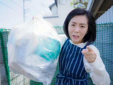34：ゴミ捨てのマナー違反を指摘する女性 ゴミ,ゴミ捨て,マナーの写真素材