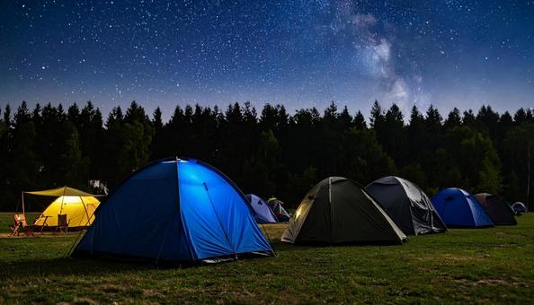 夜の星空の下のテントキャンプ 夜の星空の下のテントキャンプの写真