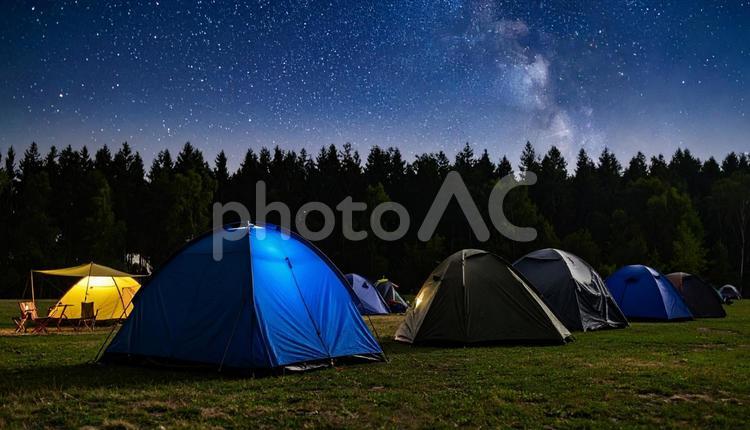 夜の星空の下のテントキャンプ キャンプ,テント,アウトドアの写真素材