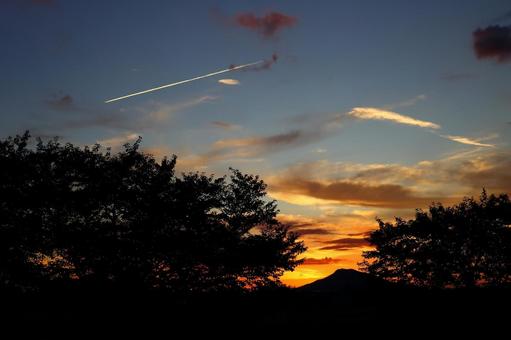 糸島可也山の夕焼けと飛行機雲 糸島可也山の夕焼けと飛行機雲 夕焼け,糸島,可也山の写真素材