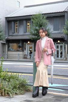 舗道でひと休み女性 女性,ol,ビジネスの写真素材