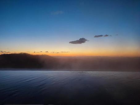 露天風呂で迎える日の出 露天風呂で迎える日の出の写真