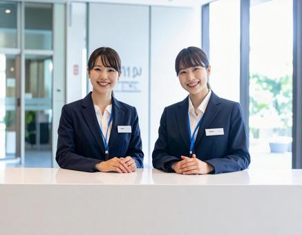 受付コーナー内に座る笑顔の受付嬢 受付コーナー内に座る笑顔の受付嬢の写真