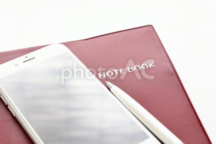 スマホとノートとペン１ スマホ,スマートホン,スマートフォンの写真素材