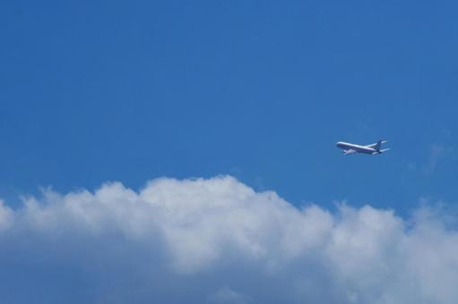 飛行機と雲 飛行機と雲の写真