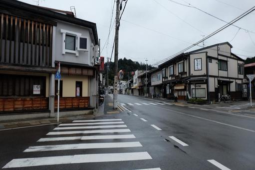 早朝雨の八軒町通りと高山の街並・風景 早朝雨の八軒町通りと高山の街並・風景 八軒町通り,雨,朝の写真素材