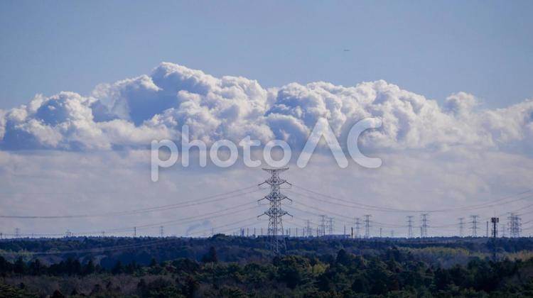 送電線の鉄塔の上に大きな雲 雲,空,青空の写真素材