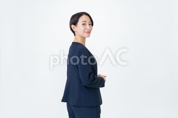 振り返るスーツを着た女性 ビジネスマン,ビジネス,振り返るの写真素材