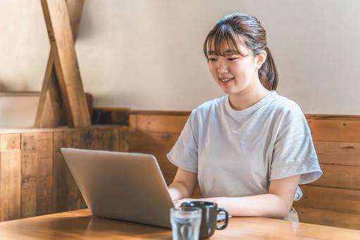 カフェで勉強・レポート作成をする大学生 カフェで勉強・レポート作成をする大学生 カフェ,パソコン,大学生の写真素材