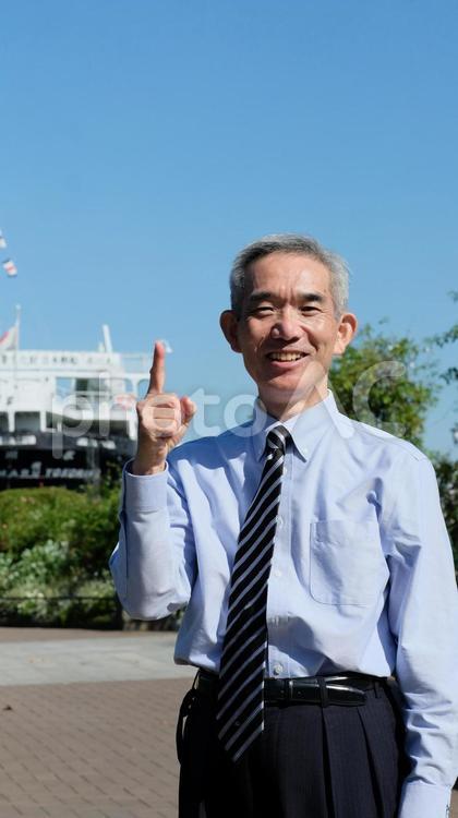 横浜山下公園ネクタイ姿の笑顔のシニア男性 シニア,経営者,ビジネスマンの写真素材