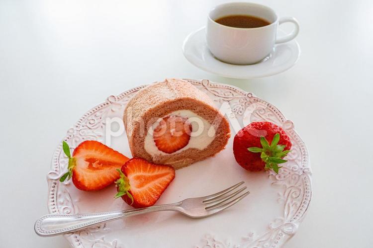 苺ロールケーキとコーヒーのティータイム ロールケーキ,スイーツ,デザートの写真素材