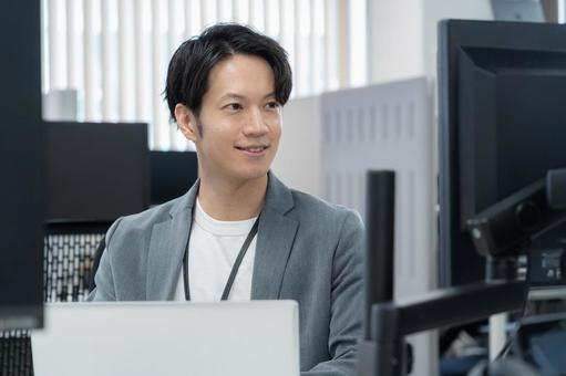 オフィスカジュアルの若い男性エンジニア オフィスカジュアルの若い男性エンジニアの写真