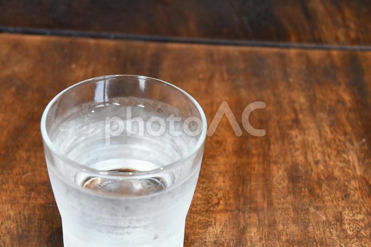 グラスの水 水,透明,冷たいの写真素材