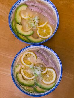 アボカドとレモンの創作麺料理 アボカド,レモン,ラーメンの写真素材