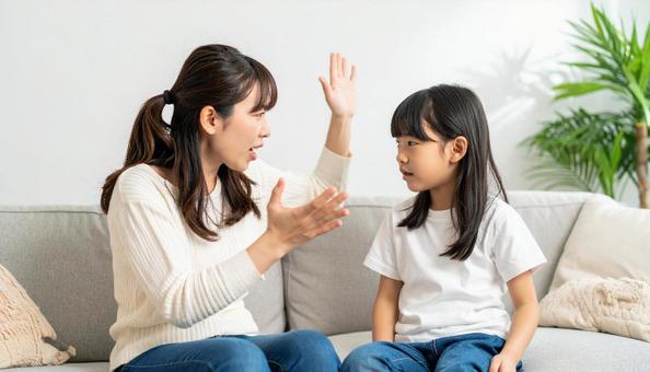 子供に怒る母親 子供に怒る母親の写真