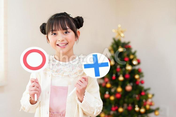 クイズプレートを持つ笑顔の女の子 女の子,クイズプレート,持つの写真素材