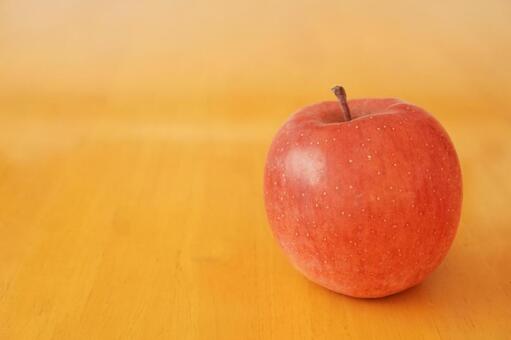 テーブルに置かれたリンゴ りんご,果物,赤の写真素材