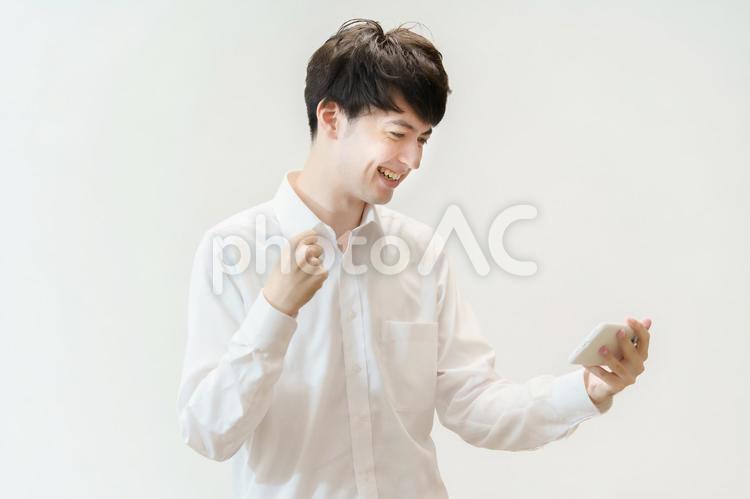 スマートフォンを操作する若い男性  男性,スマートフォン,スマホの写真素材