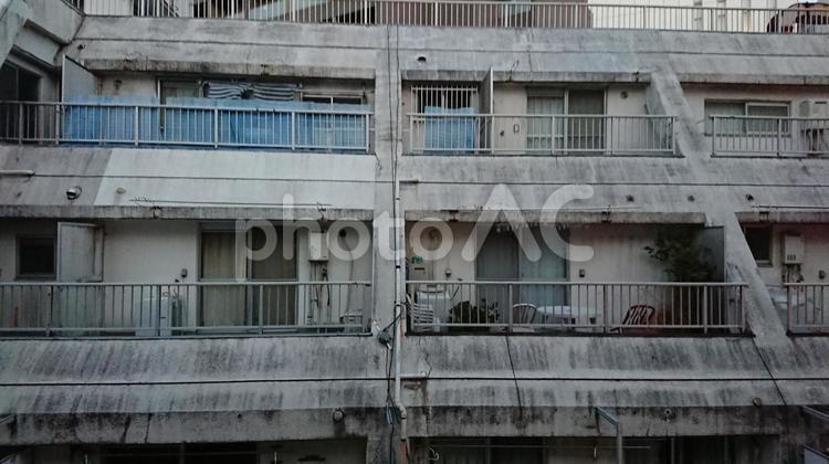 朽ち果てた廃墟のベランダ ビル,建築,スラムの写真素材