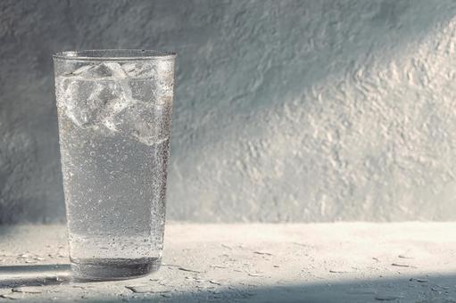 きらめく氷と飲料水 きらめく氷と飲料水の写真