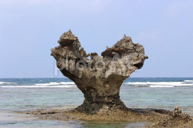 沖縄本島北部の古宇利島にあるハートロック ハートロック,沖縄,古宇利島の写真素材