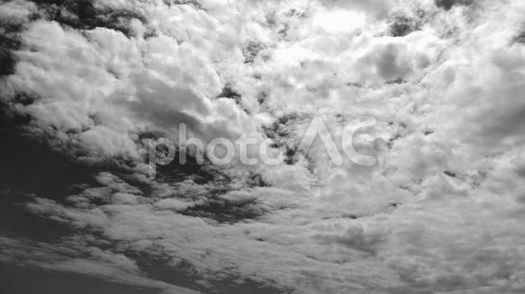 モノクロの空と雲の風景 モノクロ,白黒,空の写真素材