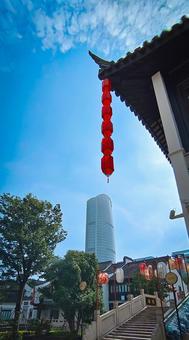 赤い提灯と高層ビルが並ぶ都市風景 赤い提灯と高層ビルが並ぶ都市風景 提灯,高層ビル,中国風の写真素材