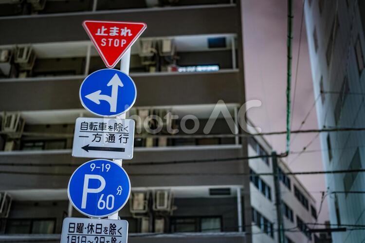 東京都中央区の路地裏夜景 東京,路地裏,標識の写真素材