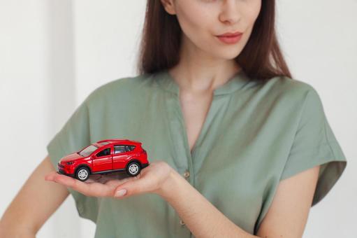 赤い車を持った女性の手元 保険業,事務職,接客業の写真素材