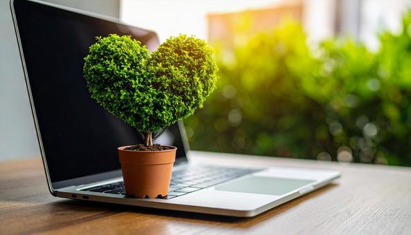ハート型の小さな木とノートパソコン ハート型の小さな木とノートパソコンの写真