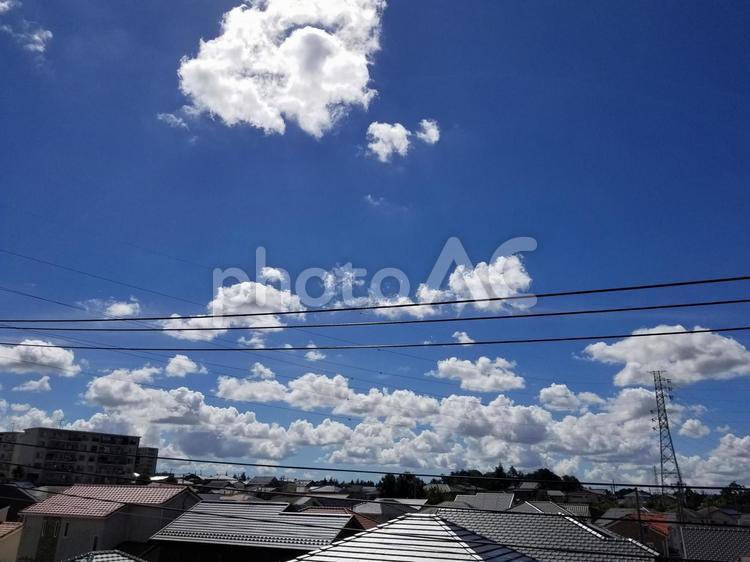 青い空と町並みの屋根 青い空,雲,屋根の写真素材