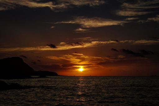 <素材>秋の暗い海へ沈む太陽 <素材>秋の暗い海へ沈む太陽 海,サンセット,夜明けの写真素材