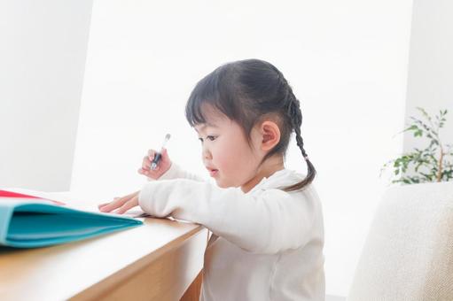 ひとりで勉強をする子ども ひとりで勉強をする子ども 練習,日本人,育て方の写真素材