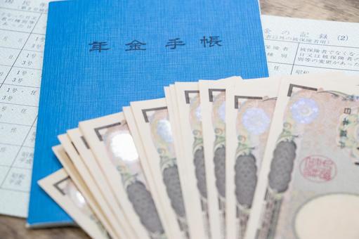 年金手帳 お金 年金手帳 お金 年金手帳,お金,紙幣の写真素材