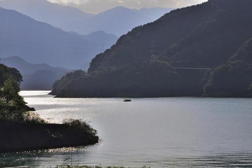 静寂に包まれた宮ヶ瀬湖と光芒 静寂に包まれた宮ヶ瀬湖と光芒 宮ヶ瀬湖,宮ヶ瀬ダム,神奈川県の写真素材