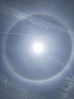 太陽の周りに虹 太陽の周りに虹の写真
