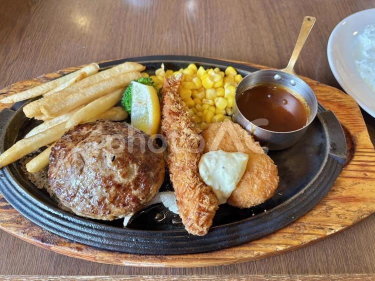 ハンバーグとエビフライ ハンバーグ,ステーキ,レストランの写真素材