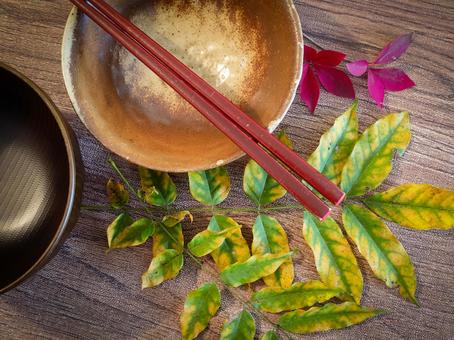 和食器と色づいた葉 和食器,お箸,落ち葉の写真素材