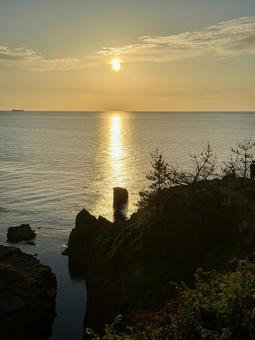 The Sea of Japan and cliffs seen from Tojinbo in Fukui Prefecture in the evening, JPG